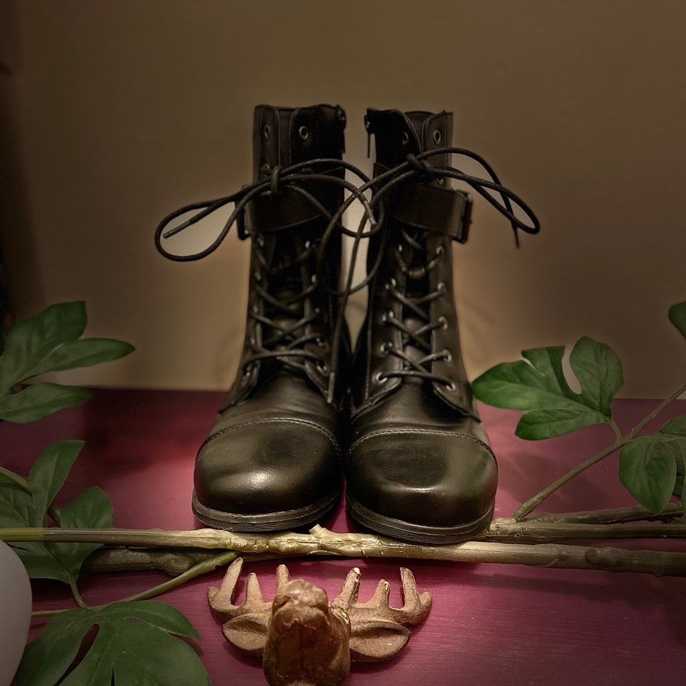 Atmosphere boots